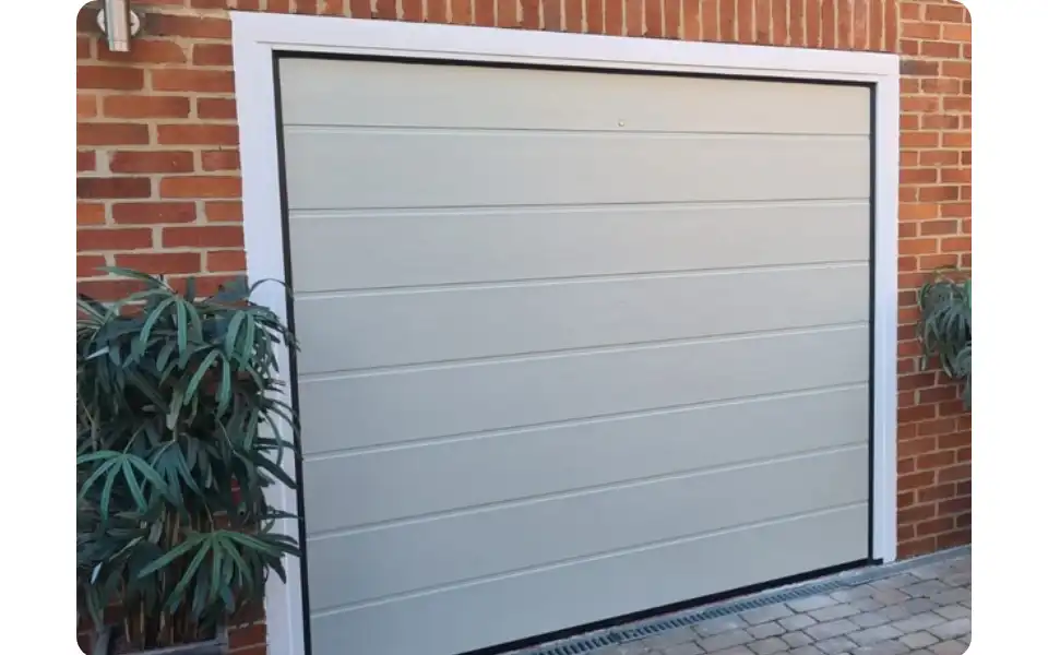 Screenshot of dpggaragedoors.co.uk