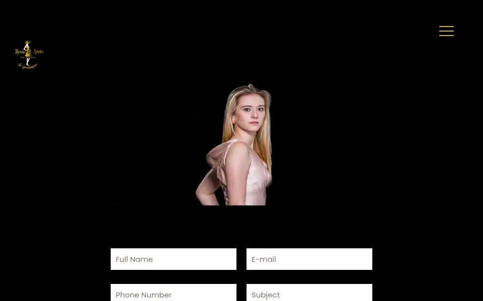 Screenshot of houseofannacouture.com