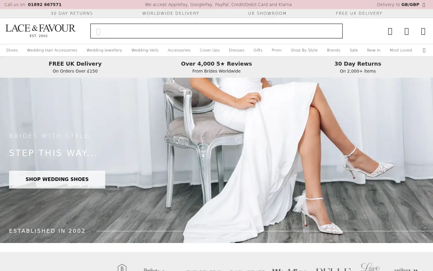 Screenshot of laceandfavour.com
