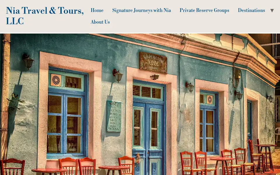 Screenshot of travelwithnia.com